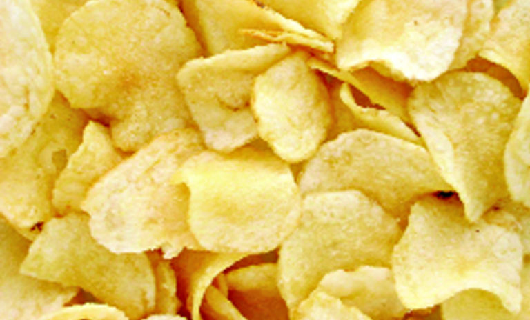 খাবারে মাত্রাতিরিক্ত লবণ খেলে উচ্চ রক্তচাপ বেড়ে যায়