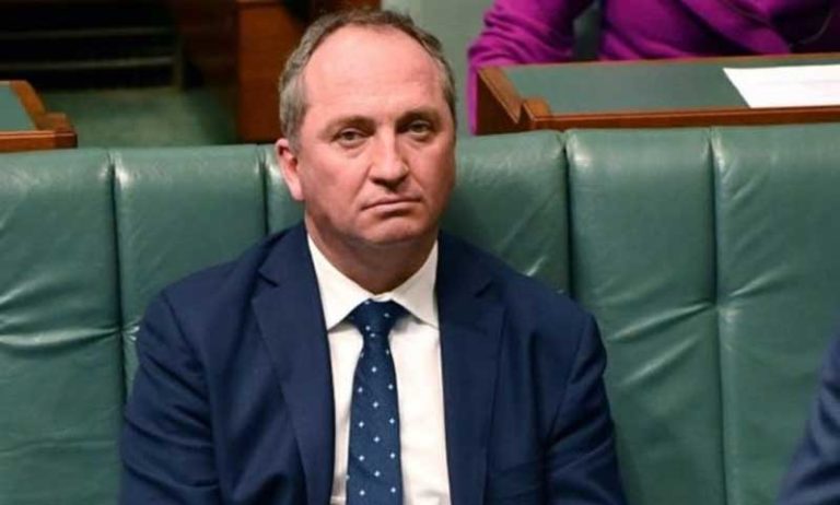 অস্ট্রেলিয়ার সংবিধান অনুযায়ী দ্বৈত নাগরিকরা জনপ্রতিনিধি হতে পারেন না