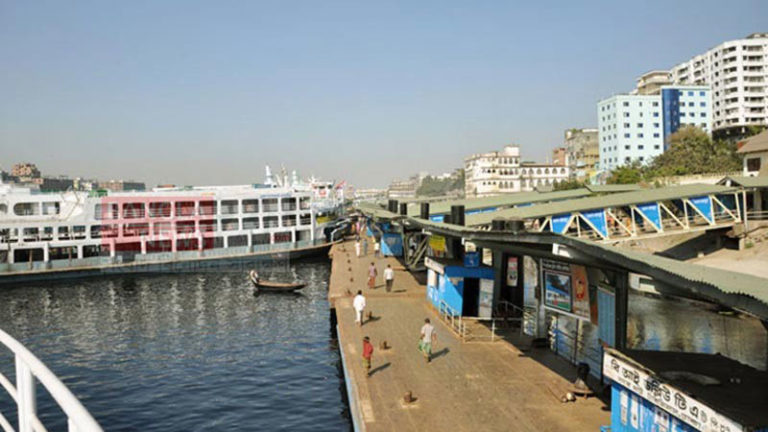 কুলিদের কাছে ‘জিম্মি’ যাত্রীরা