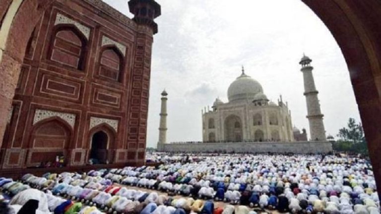 তাজমহল চত্বরে নামাজ নিষিদ্ধ করার দাবি