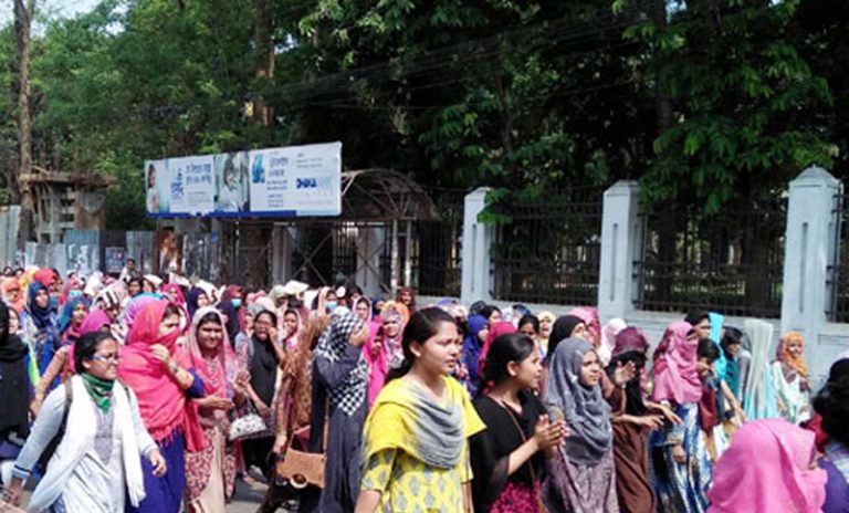 বেসরকারি বিশ্ববিদ্যালয়ের শিক্ষার্থীরা সড়কে