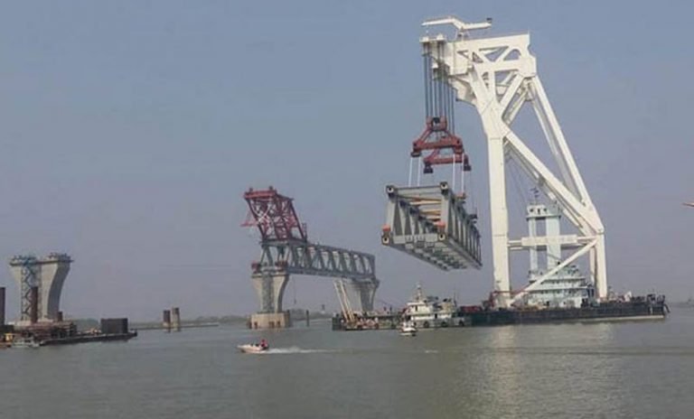 জাজিরা প্রান্তে যাচ্ছে পদ্মা সেতুর চতুর্থ স্প্যান জাজিরা প্রান্তে যাচ্ছে পদ্মা সেতুর চতুর্থ স্প্যান