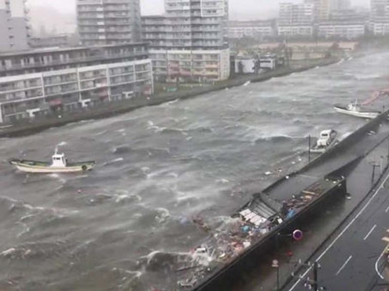 জাপানে শক্তিশালী টাইফুন জেবি