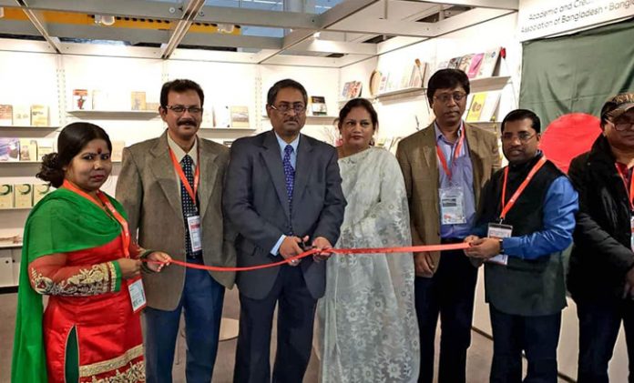 ফ্রাঙ্কফুর্ট বইমেলায় জমজমাট বাংলাদেশ প্যাভেলিয়ান