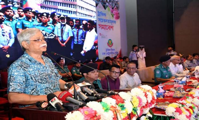 ট্রাফিক আইন কিভাবে মানতে হয় তা পাঠ্য বইয়ে থাকা উচিত