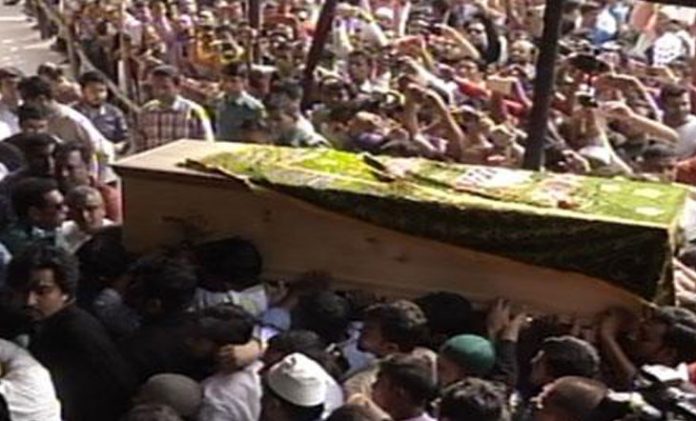 শহীদ মিনারে আইয়ুব বাচ্চুকে শেষ শ্রদ্ধা