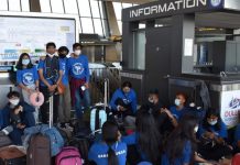 রোববার ভোরে করোনাভাইরাস মহামারির মধ্যেই যুক্তরাষ্ট্র থেকে বিশেষ ফ্লাইটে দেশে ফিরেছেন ২৪২ জন বাংলাদেশি ওয়াশিংটন ডুলস আন্তর্জাতিক বিমানবন্দর (আইএডি) বাংলাদেশি নাগরিকরা