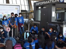 রোববার ভোরে করোনাভাইরাস মহামারির মধ্যেই যুক্তরাষ্ট্র থেকে বিশেষ ফ্লাইটে দেশে ফিরেছেন ২৪২ জন বাংলাদেশি ওয়াশিংটন ডুলস আন্তর্জাতিক বিমানবন্দর (আইএডি) বাংলাদেশি নাগরিকরা