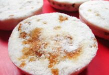 Der Winterkuchen, der ganz Bangladesch verbindet Traditionelle bengalische Pitha Reiskuchen mit Kokosnuss und Dattelzucker.