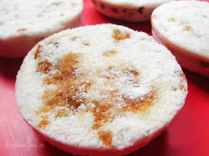 Traditionelle bengalische Pitha Reiskuchen mit Kokosnuss und Dattelzucker. Traditionelle bengalische Pitha Reiskuchen mit Kokosnuss und Dattelzucker.