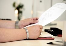 রেডিও ট্যাক্স (Rundfunkbeitrag): কেন আপনাকে প্রতি মাসে ১৮.৩৬ ইউরো দিতেই হবে? (না দিলে বিপদ!) Official ARD ZDF Deutschlandradio Rundfunkbeitrag letter on a desk.