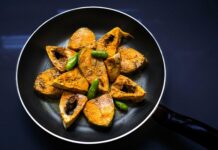 Mehr als nur Curry: Warum die bengalische Küche das bestgehütete Geheimnis Deutschlands ist Verschiedene bengalische Gewürze wie Senföl und Panch Phoron.