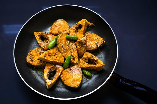 Verschiedene bengalische Gewürze wie Senföl und Panch Phoron. Verschiedene bengalische Gewürze wie Senföl und Panch Phoron.