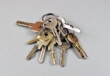 The “Nachmieter” Game: How to Find an Apartment in Germany as a Bangladeshi A set of house keys lying on top of a German rental contract (Mietvertrag).