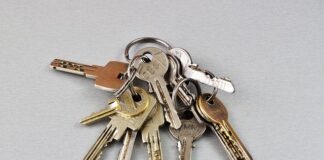 The “Nachmieter” Game: How to Find an Apartment in Germany as a Bangladeshi A set of house keys lying on top of a German rental contract (Mietvertrag).