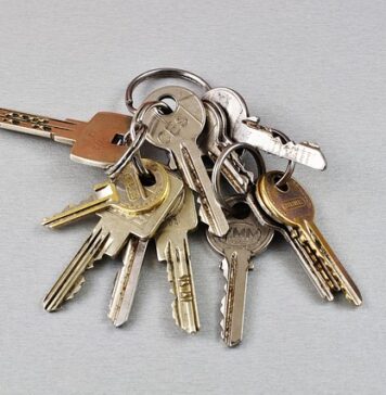 The “Nachmieter” Game: How to Find an Apartment in Germany as a Bangladeshi A set of house keys lying on top of a German rental contract (Mietvertrag).