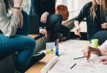 আউসবিল্ডুং (Ausbildung): ইউনিভার্সিটি ডিগ্রি ছাড়াই জার্মানিতে ক্যারিয়ার গড়ার সুযোগ Group of young diverse students in vocational training workshop in Germany.