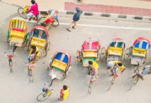 Fahrende Museen: Warum die UNESCO Dhakas Rikschas zum Weltkulturerbe ernannte Colorful hand-painted back panel of a cycle rickshaw on the streets of Dhaka.