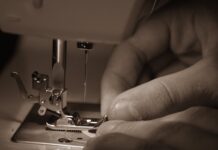 Made in Bangladesh 2.0: Warum Ihr T-Shirt wahrscheinlich aus der grünsten Fabrik der Welt kommt Arbeiter in einer sauberen, gut beleuchteten Textilfabrik in Dhaka.